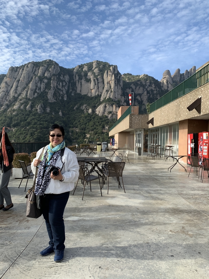 Personne posant sur une terrasse avec vue sur Montserrat.
