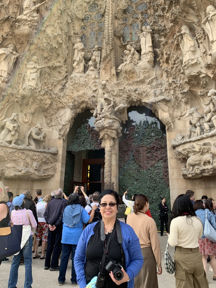 Détail de façade d'un bâtiment avec sculpture ornementale.