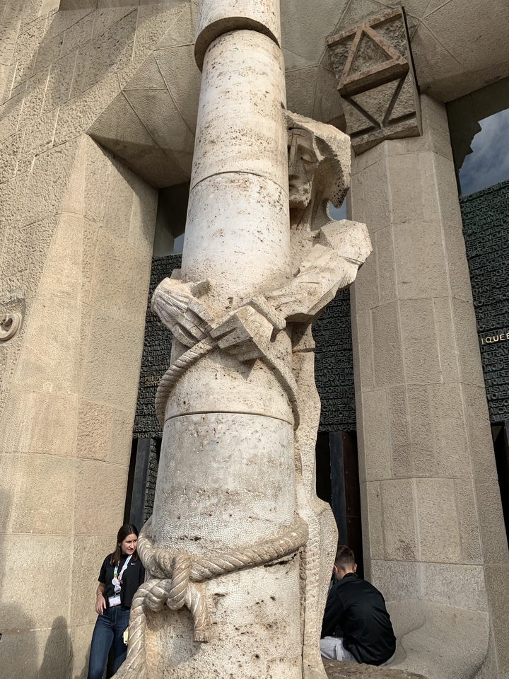 Colonne de pierre avec des détails sculpturaux complexes.