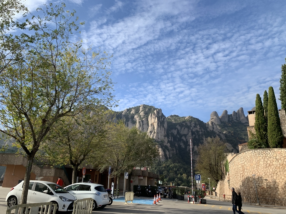 Vue panoramique des montagnes de Montserrat avec des arbres.