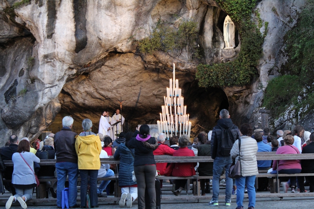 Service religieux en plein air avec un grand groupe de personnes.