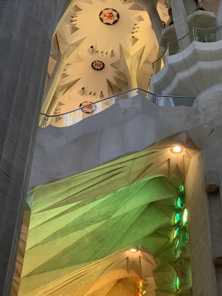 Détail architectural intérieur avec lumière et ombres.