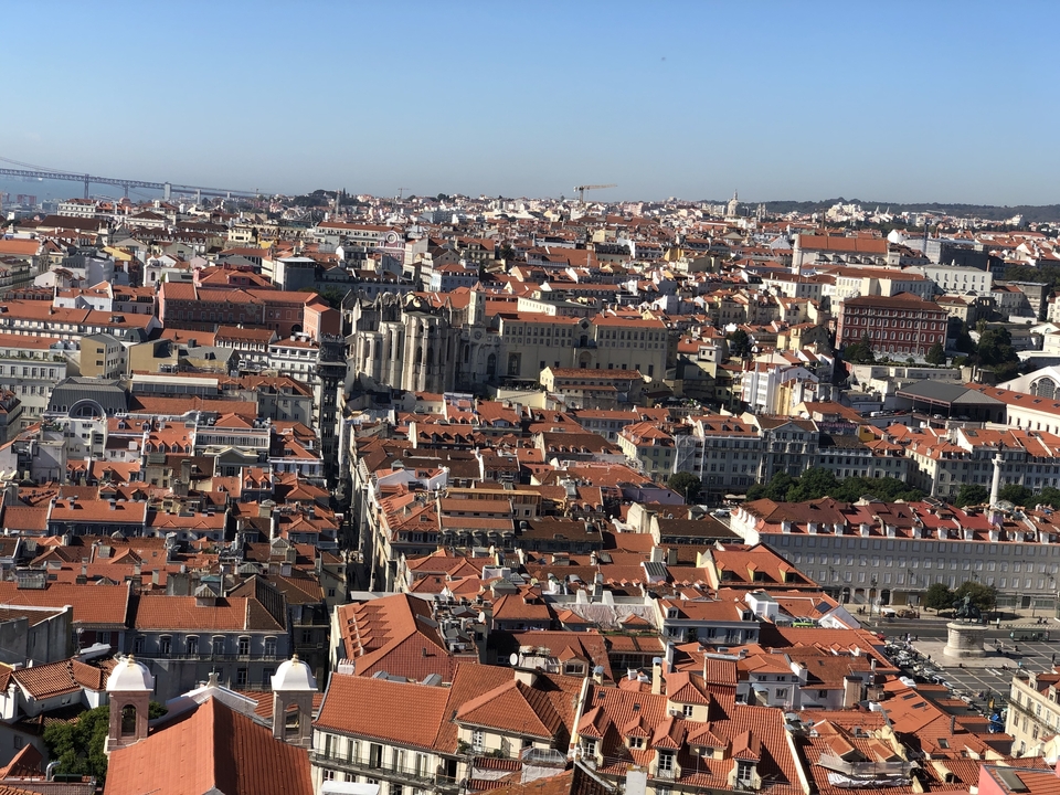 Vue aérienne d'une ville avec des toits rouges and bâtiments historiques.