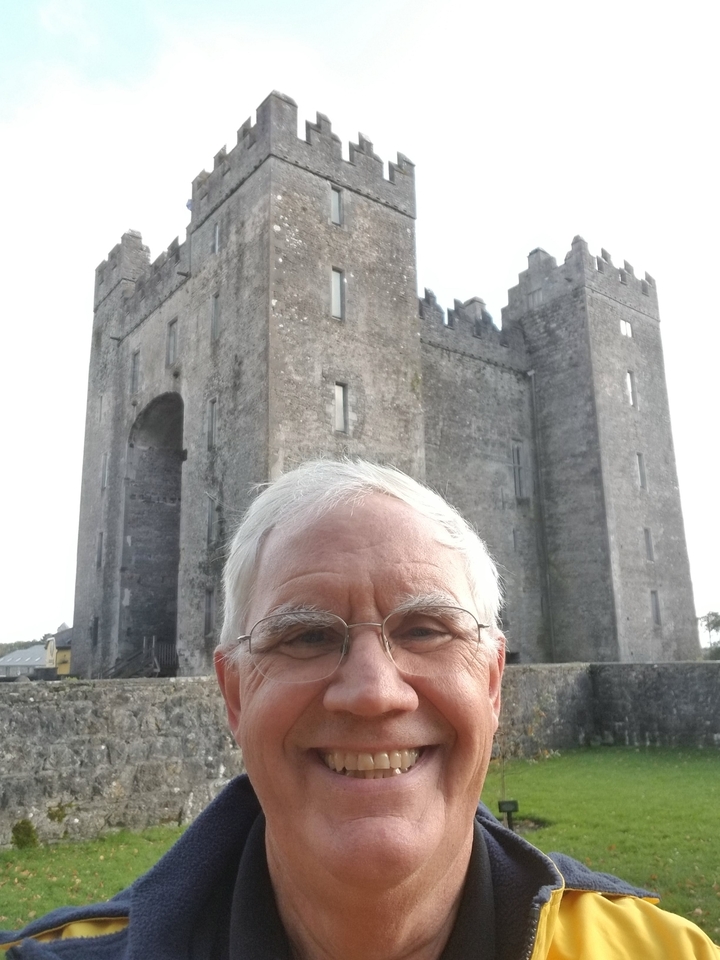 Personne devant un bâtiment en pierre médiéval.