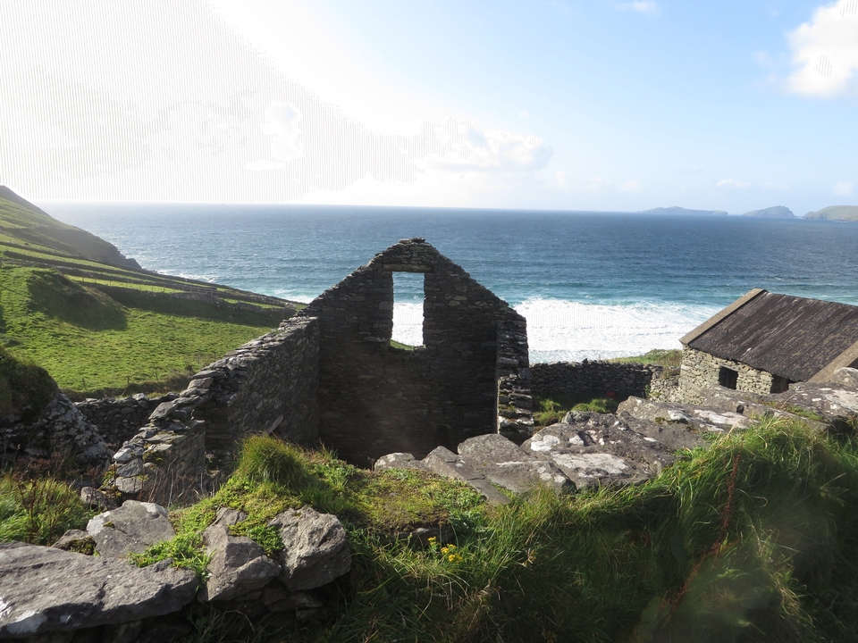 Ruines d'un bâtiment en pierre surplombant l'océan.