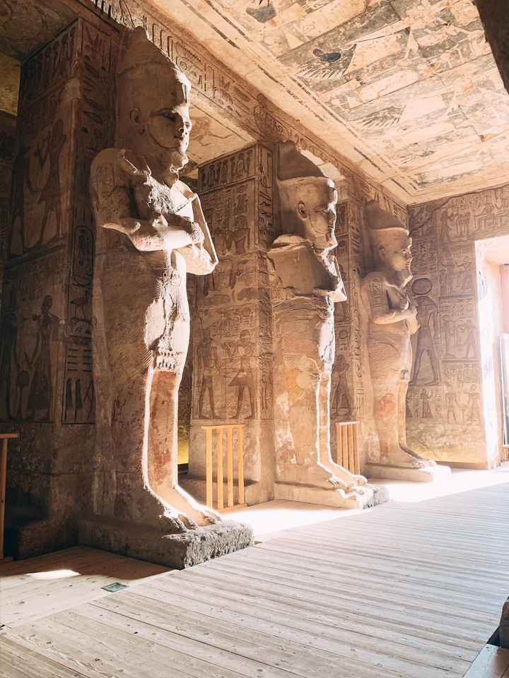 Statues égyptiennes antiques se dressant à l'intérieur d'un temple.