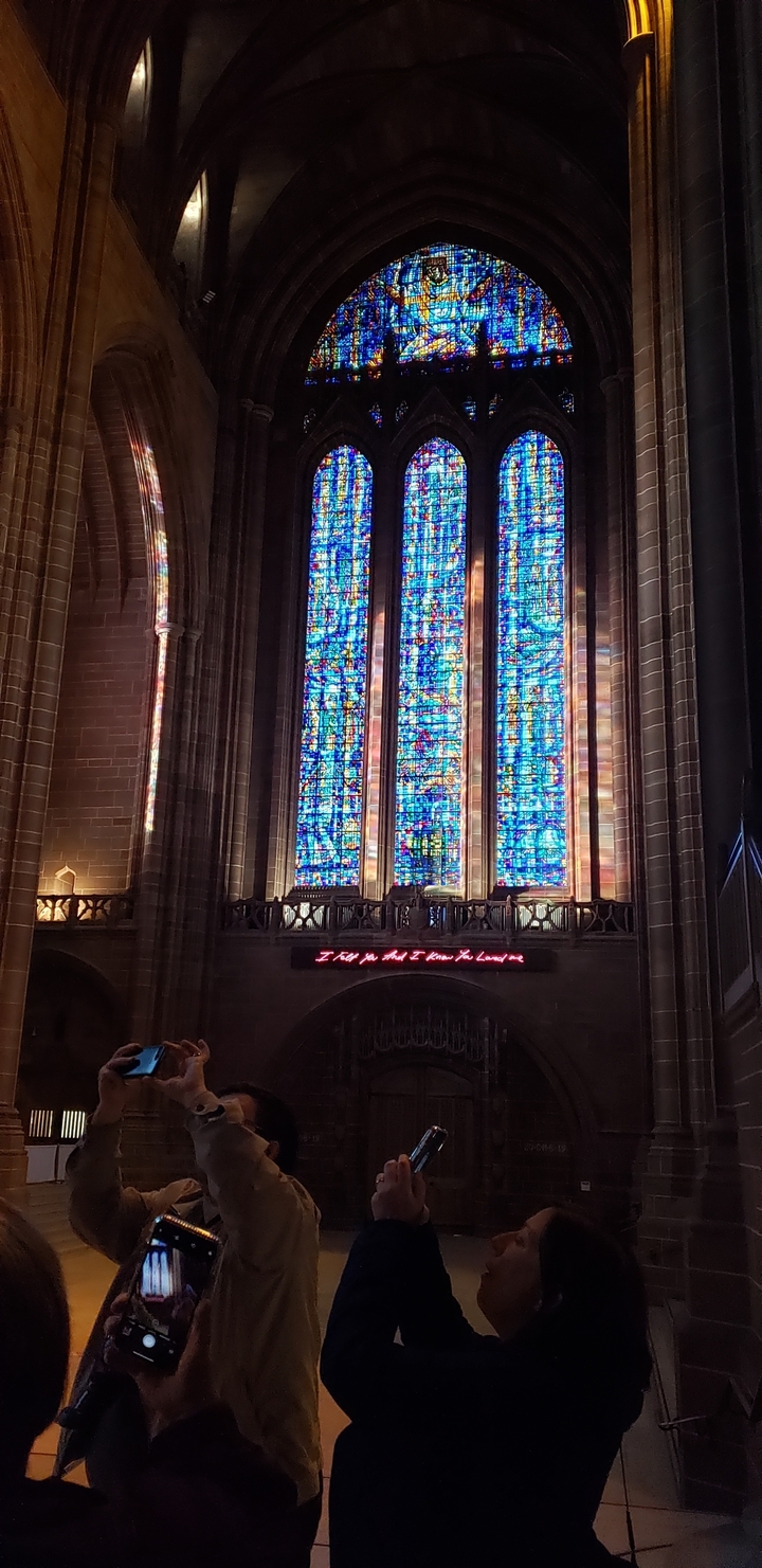 Vidrieras dentro de una iglesia, con algo de texto superpuesto.