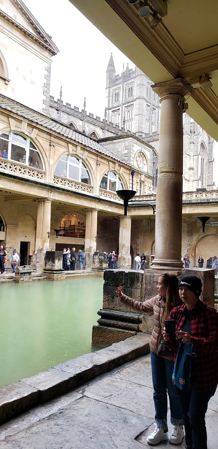 Turistas visitando las Termas Romanas.