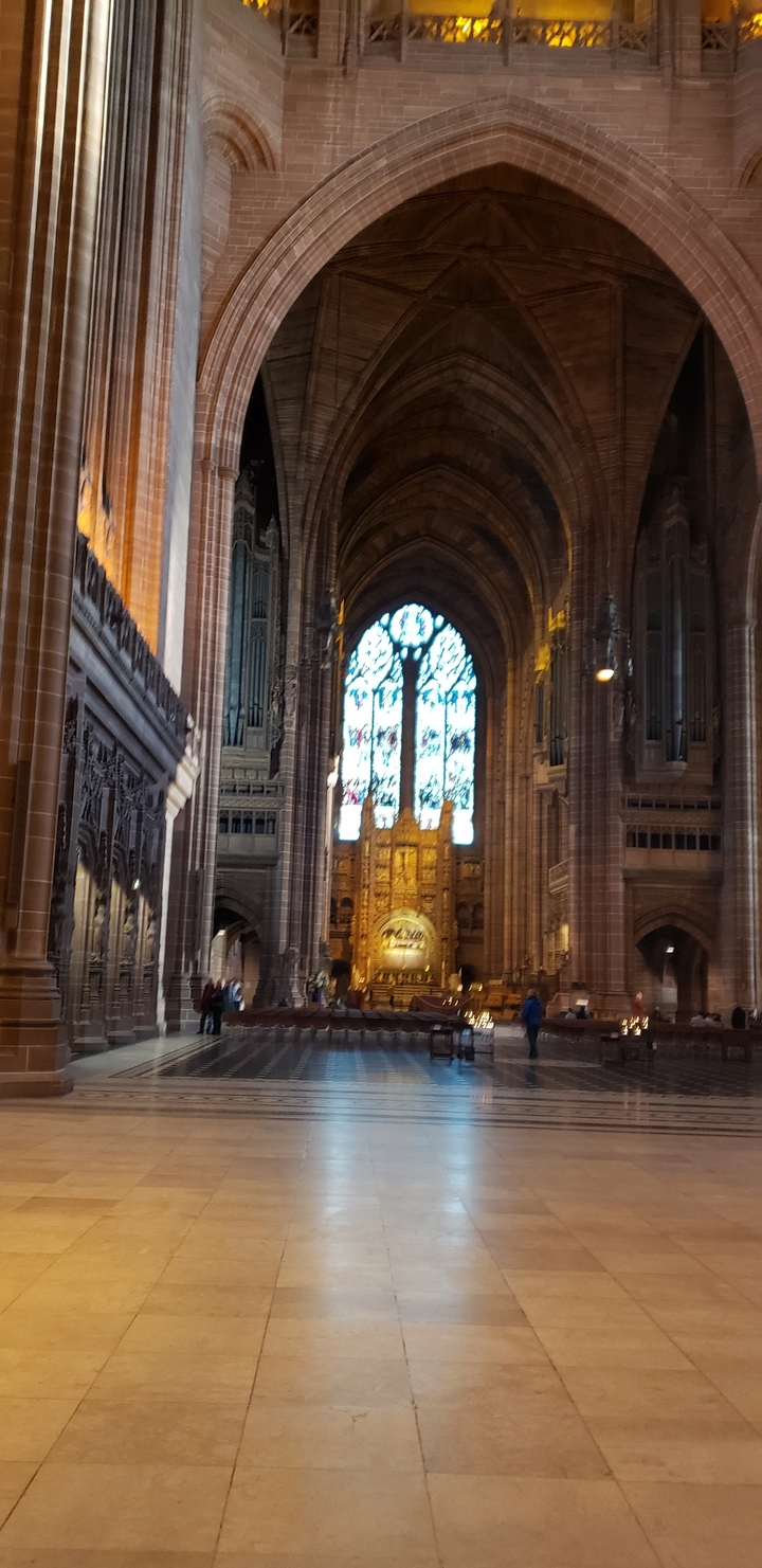 Interior de una iglesia con vidrieras y arquitectura ornamentada.