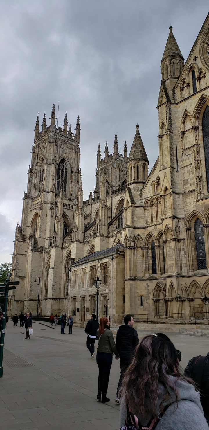 Catedral gótica con elaborada cantería y torres.