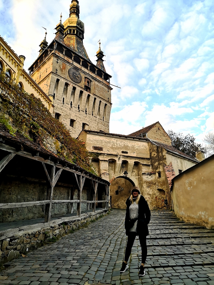 Personne devant une architecture médiévale.