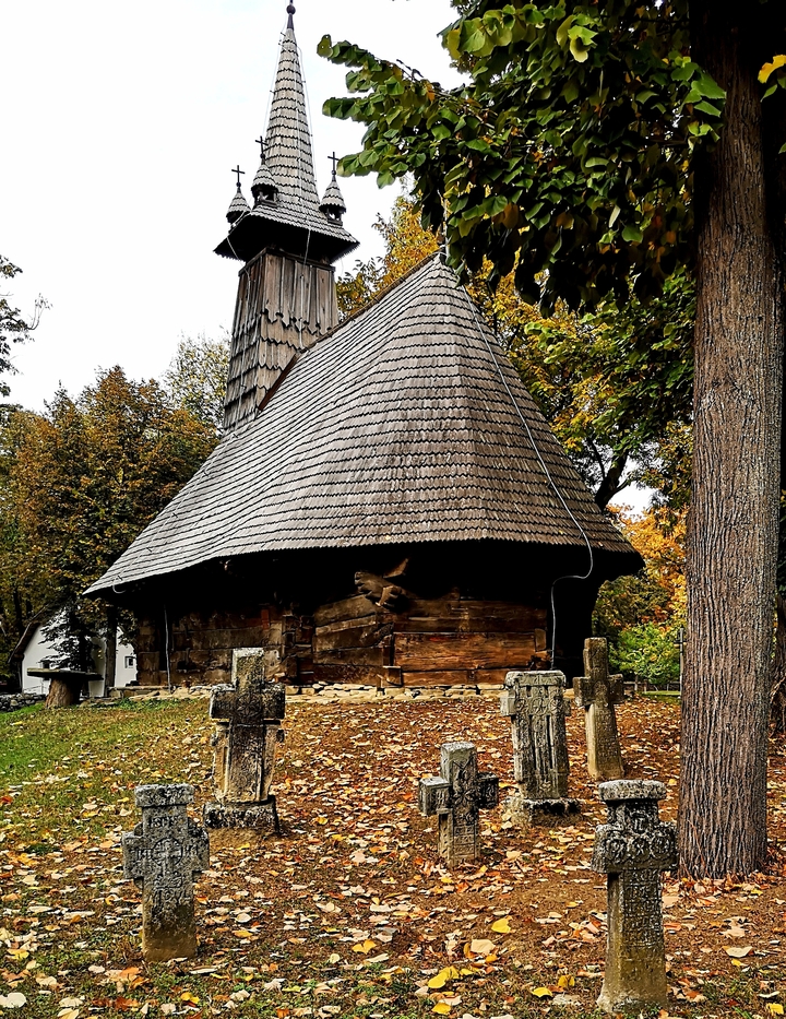Église traditionnelle en bois entourée d'arbres.