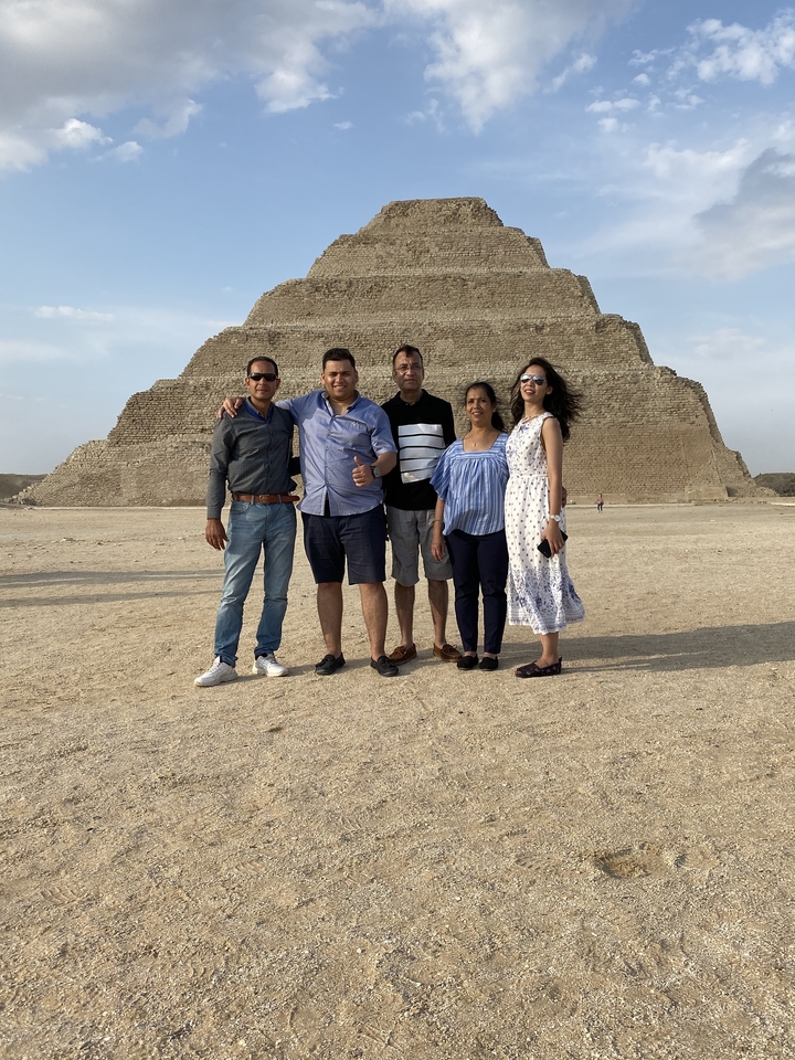 Photo de groupe devant une pyramide.