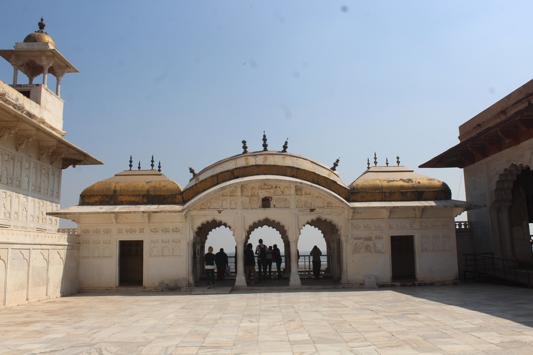 Visiteurs dans un palais indien historique.