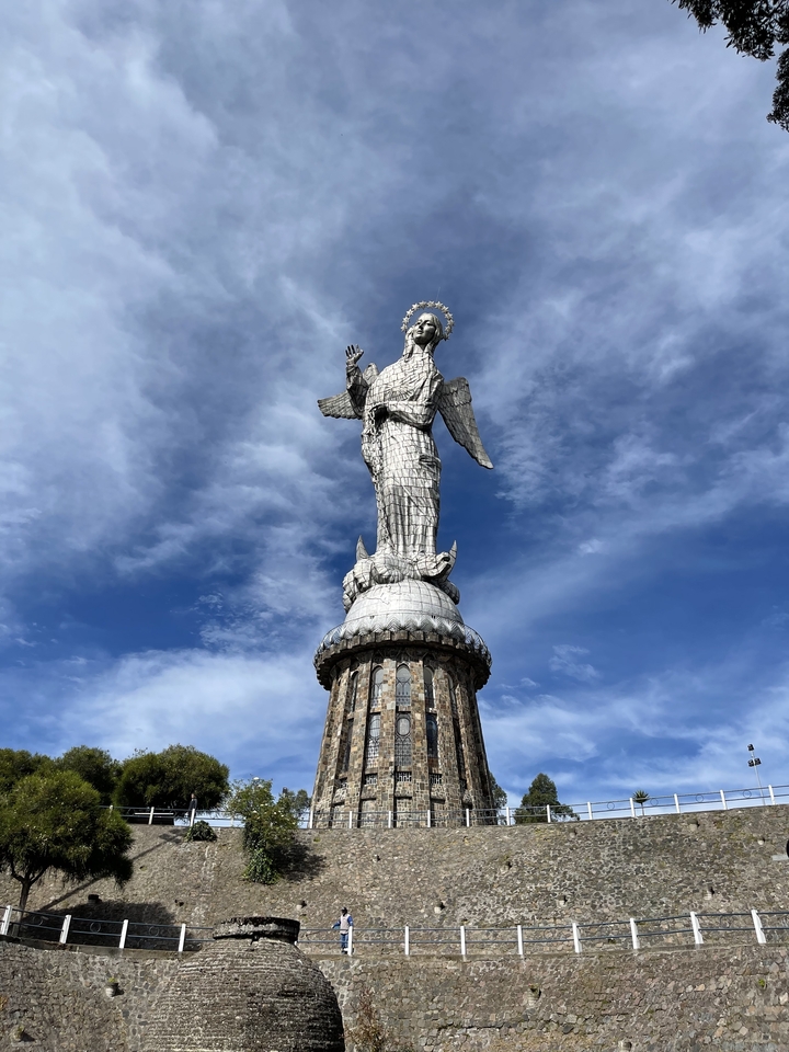Statue de la Vierge d'El Panecillo sur fond de ciel bleu