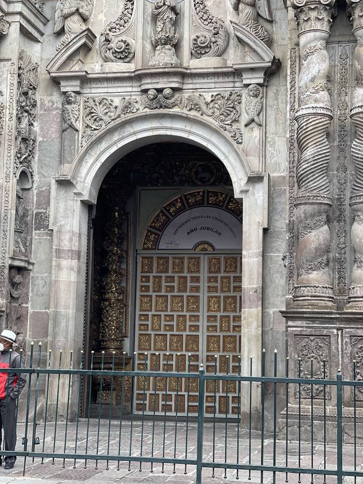 Entrée d'église ornée de sculptures