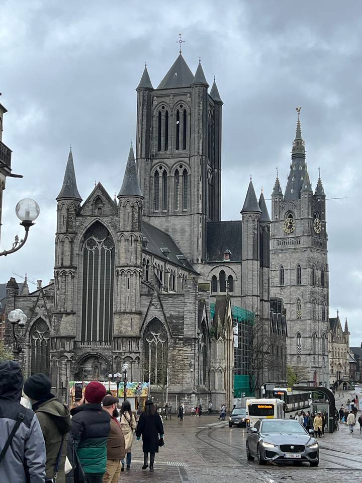 Une grande cathédrale gothique sur une place de la ville.