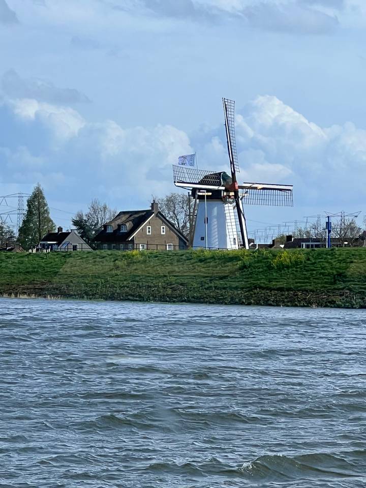 Un moulin à vent traditionnel au bord de l'eau.