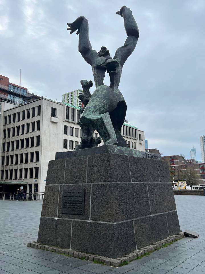 Une grande sculpture moderne sur une place de ville.