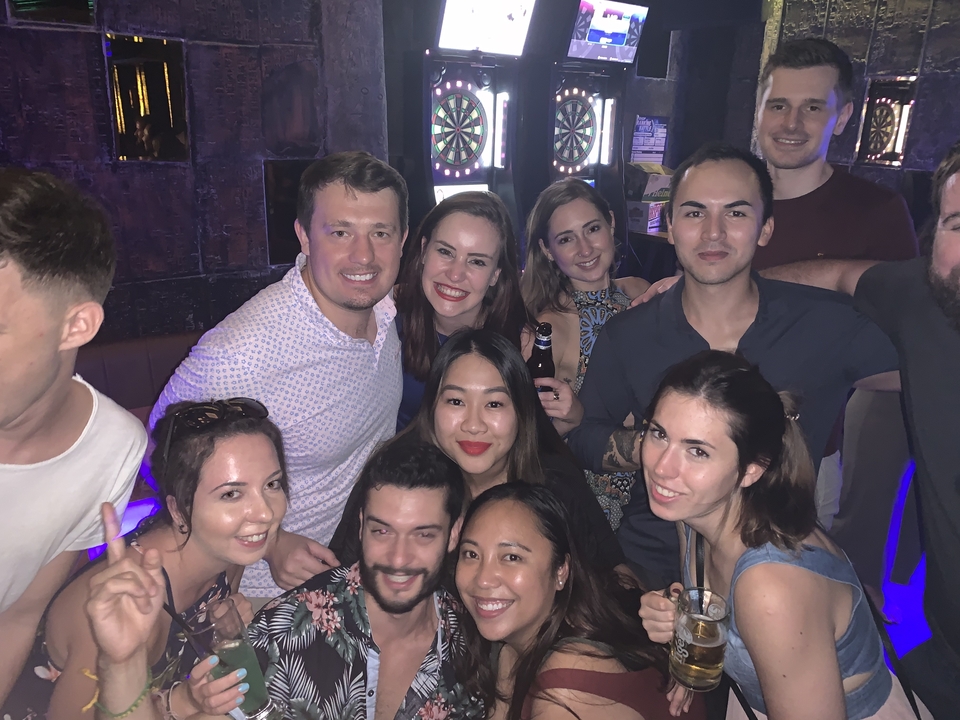 Groupe de personnes prenant la pose dans un bar ou une boîte de nuit.
