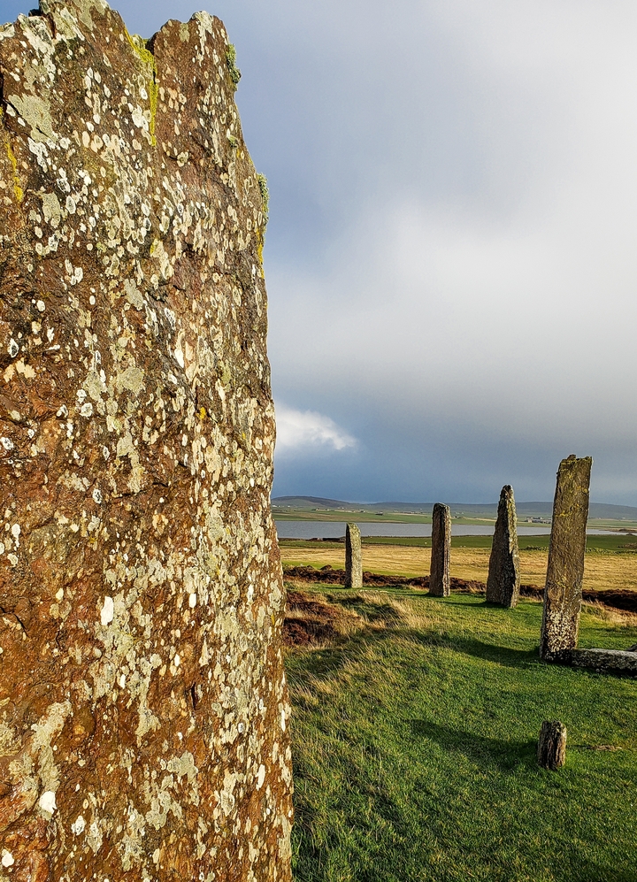 Gros plan d'un menhir avec paysage en arrière-plan