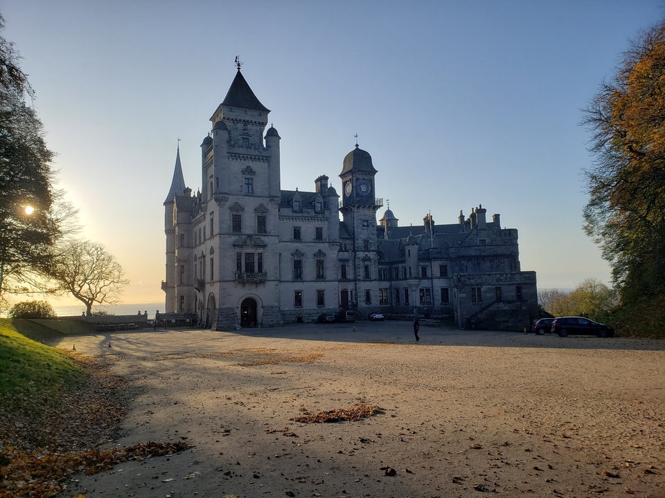 Château avec tours et horloge au soleil