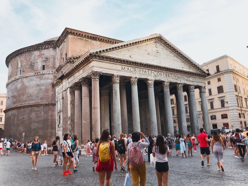 Foule de touristes devant le Panthéon.