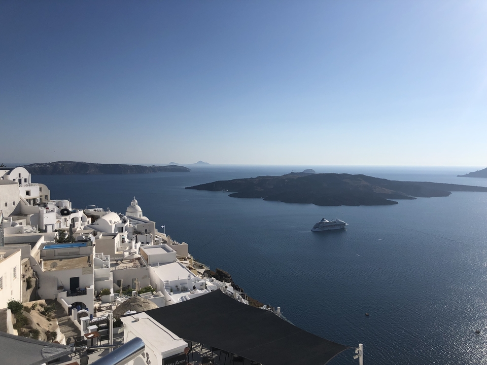 Une vue du paysage emblématique de Santorin avec la mer et les bâtiments.