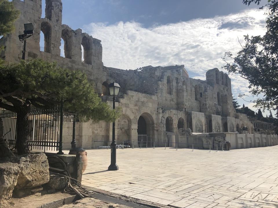 Ruines historiques avec un ciel bleu dégagé.