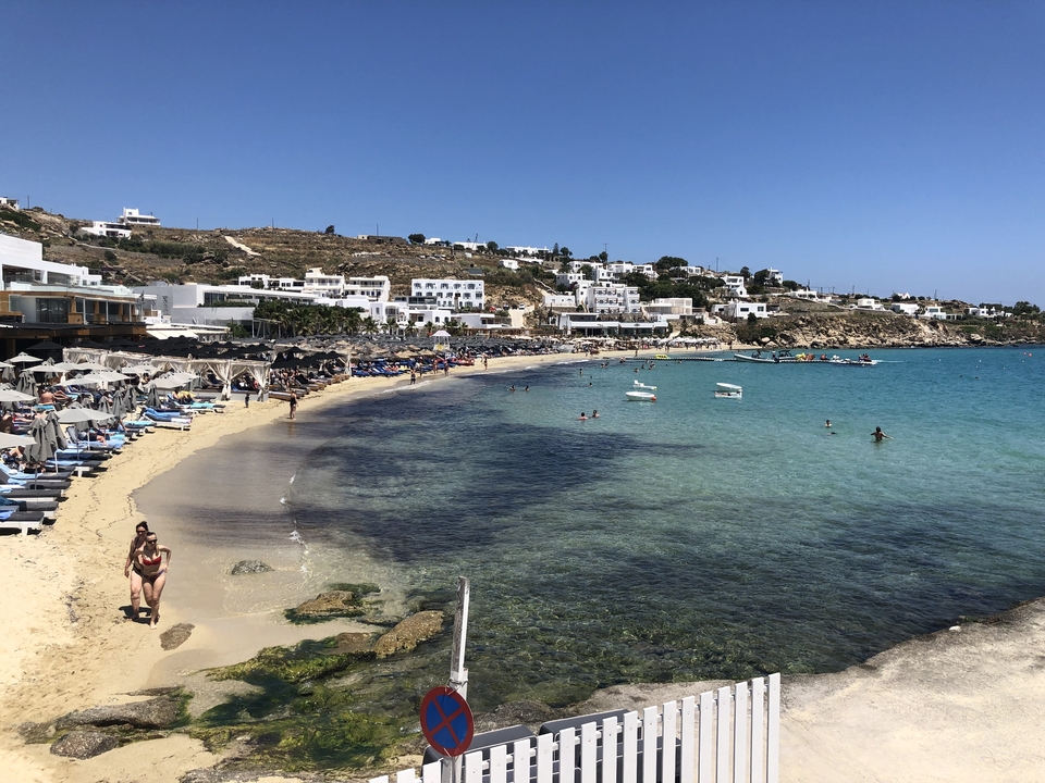 Des gens profitant d'une zone de station balnéaire.