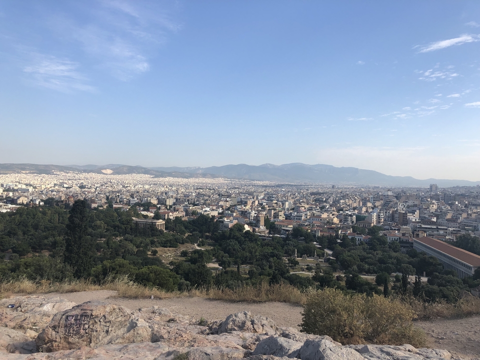 Vue panoramique d'une ville entourée de montagnes.