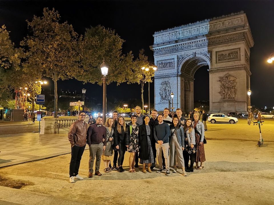 Groupe la nuit devant l'Arc de Triomphe.