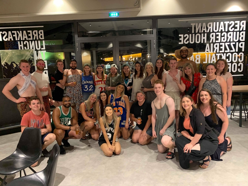 Grand groupe de personnes posant à l'intérieur lors d'un événement.