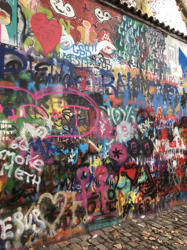 Mur couvert de graffitis avec des dessins colorés.