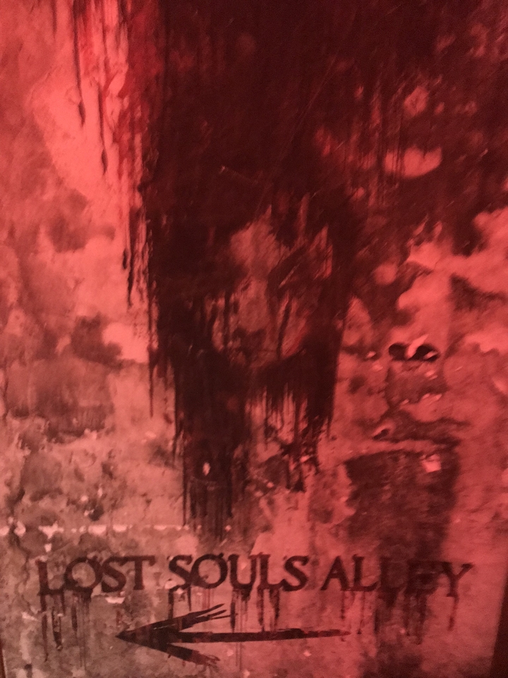 Image artistique avec des motifs abstraits rouges.