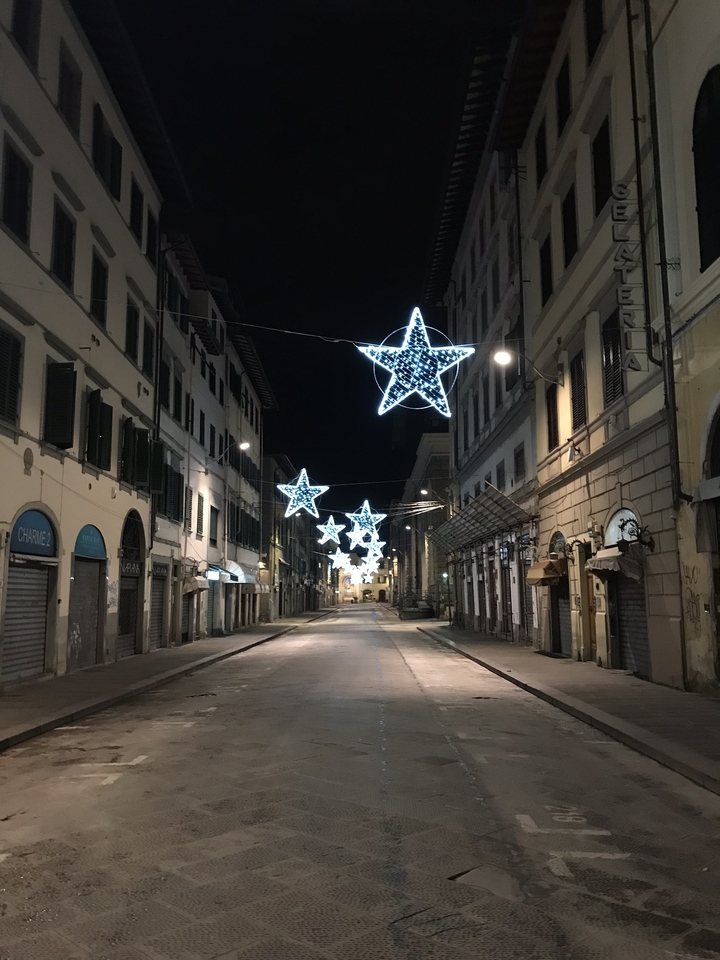 Rue avec des décorations d'étoiles illuminées.
