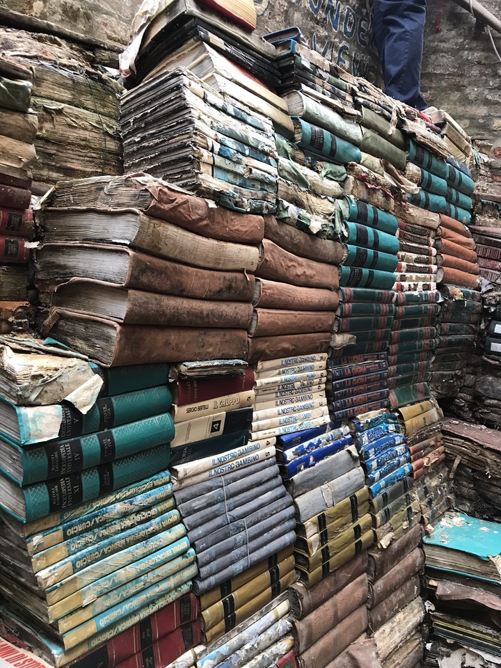 Des piles de livres usés et anciens.