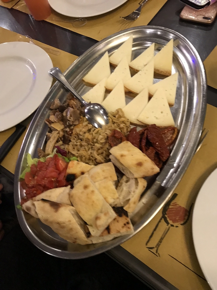 Image floue d'un plateau avec des aliments assortis.