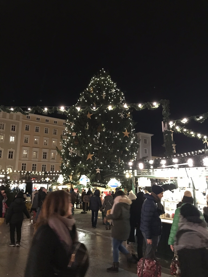 Marché de Noël avec un grand arbre décoré.