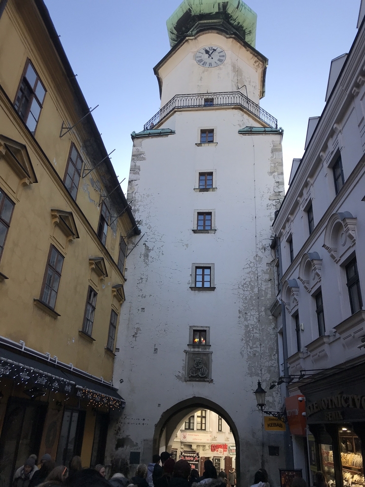 Bâtiment étroit et élevé à l'architecture historique.