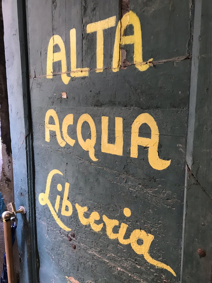 "Panneau indiquant 'Acqua'."
Note: "Acqua" is Italian for "water" - if you meant to translate that word as well, it would be "Panneau indiquant 'Eau'."