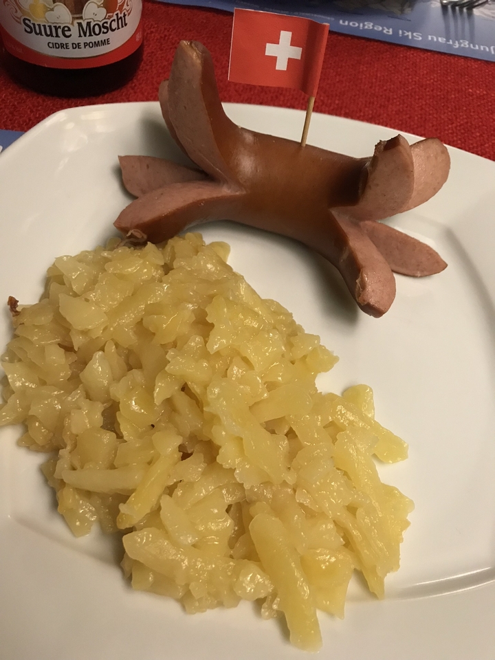 Assiette de saucisses et pommes de terre, un repas traditionnel.