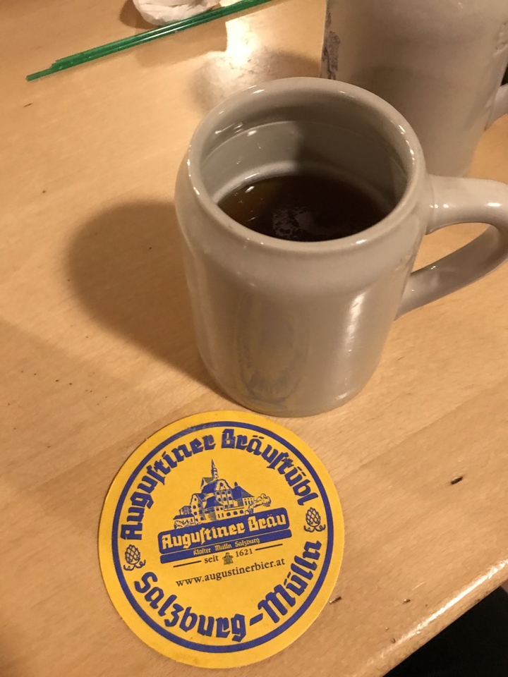 Tasse avec sous-verre sur une table en bois.