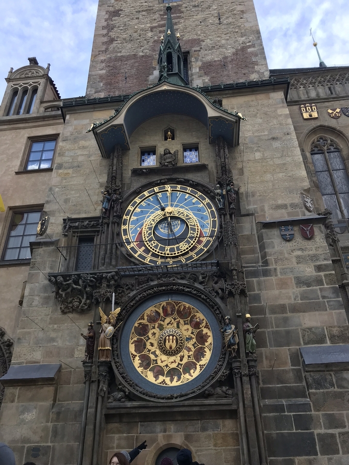 Horloge astronomique au design complexe sur la façade d'un bâtiment.