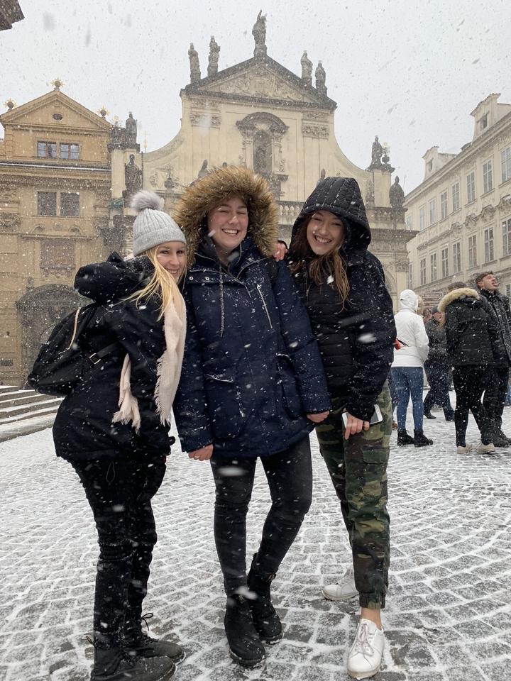 Trois personnes qui posent dans la neige.