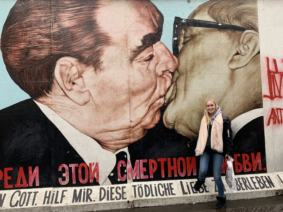 Personne posant devant la fresque de l'East Side Gallery.