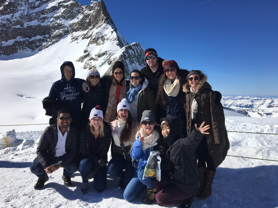 Photo de groupe dans un environnement montagneux enneigé.