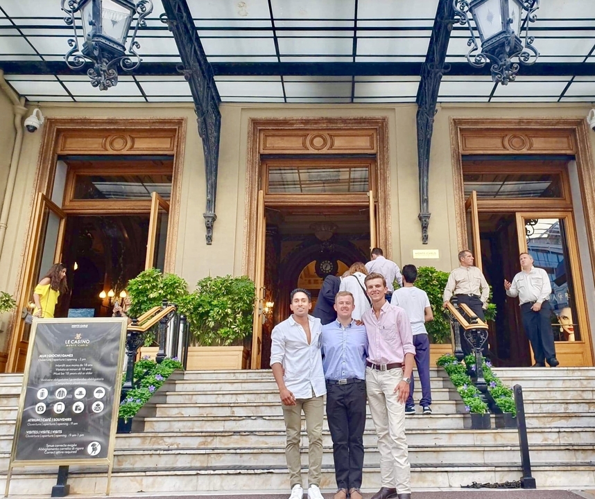 Trois amis devant un casino historique.