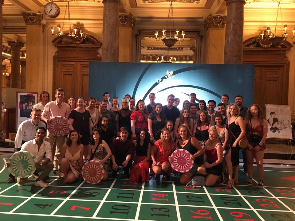 Grand groupe à l'intérieur d'un aménagement de casino.