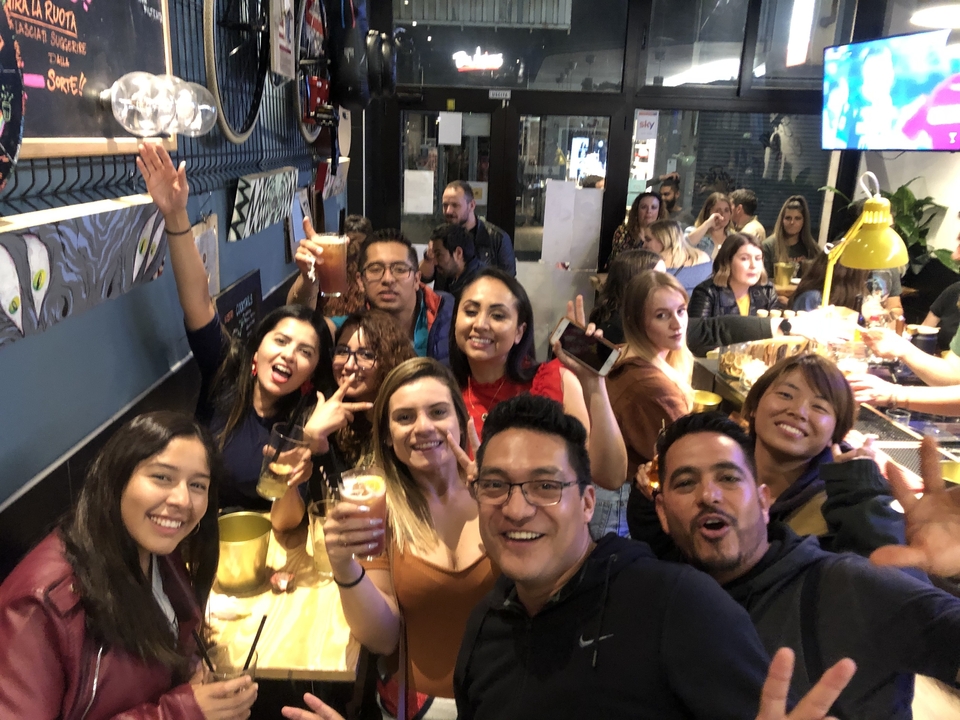 Un groupe d'amis profitant d'une soirée au restaurant.